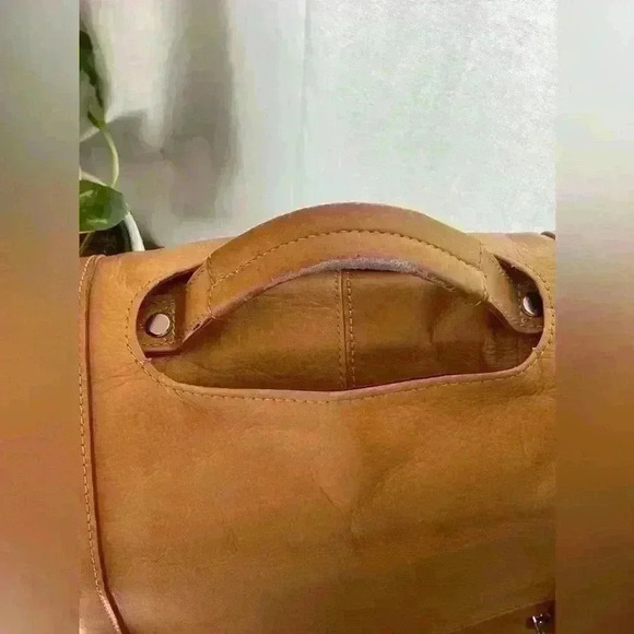 Wilsons Leather Porthole Handle Crossbody/Shoulder Bag Briefcase in Cognac - Picture 3 of 16